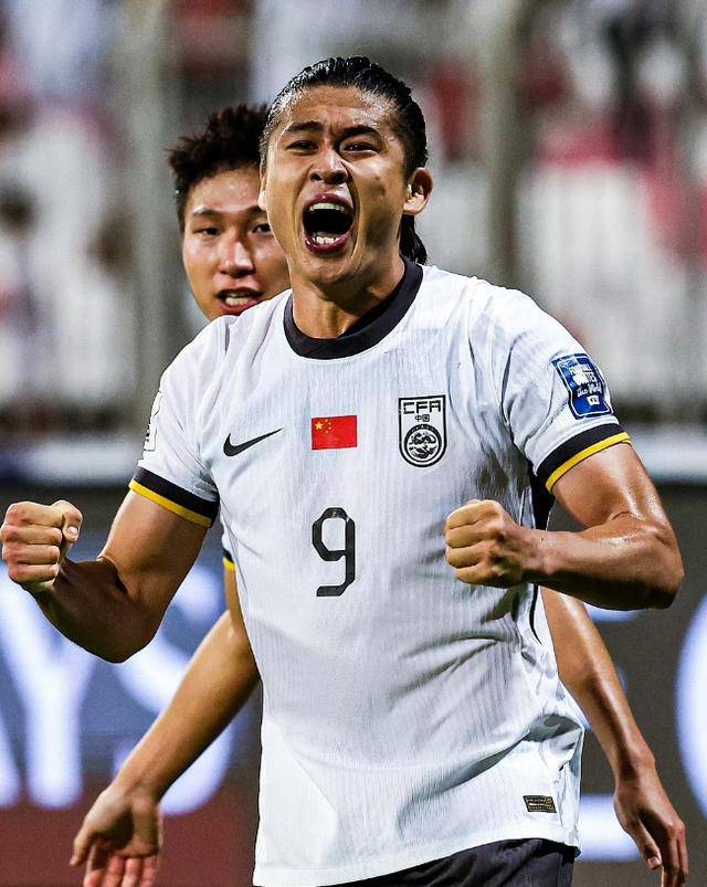 东亚杯-张玉宁失单刀国足0-2不敌日本遭两连败(张玉宁 国足)