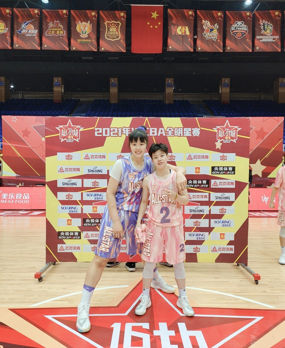 WNBA全明星众球员身着“还钱”T恤表达抗议的简单介绍