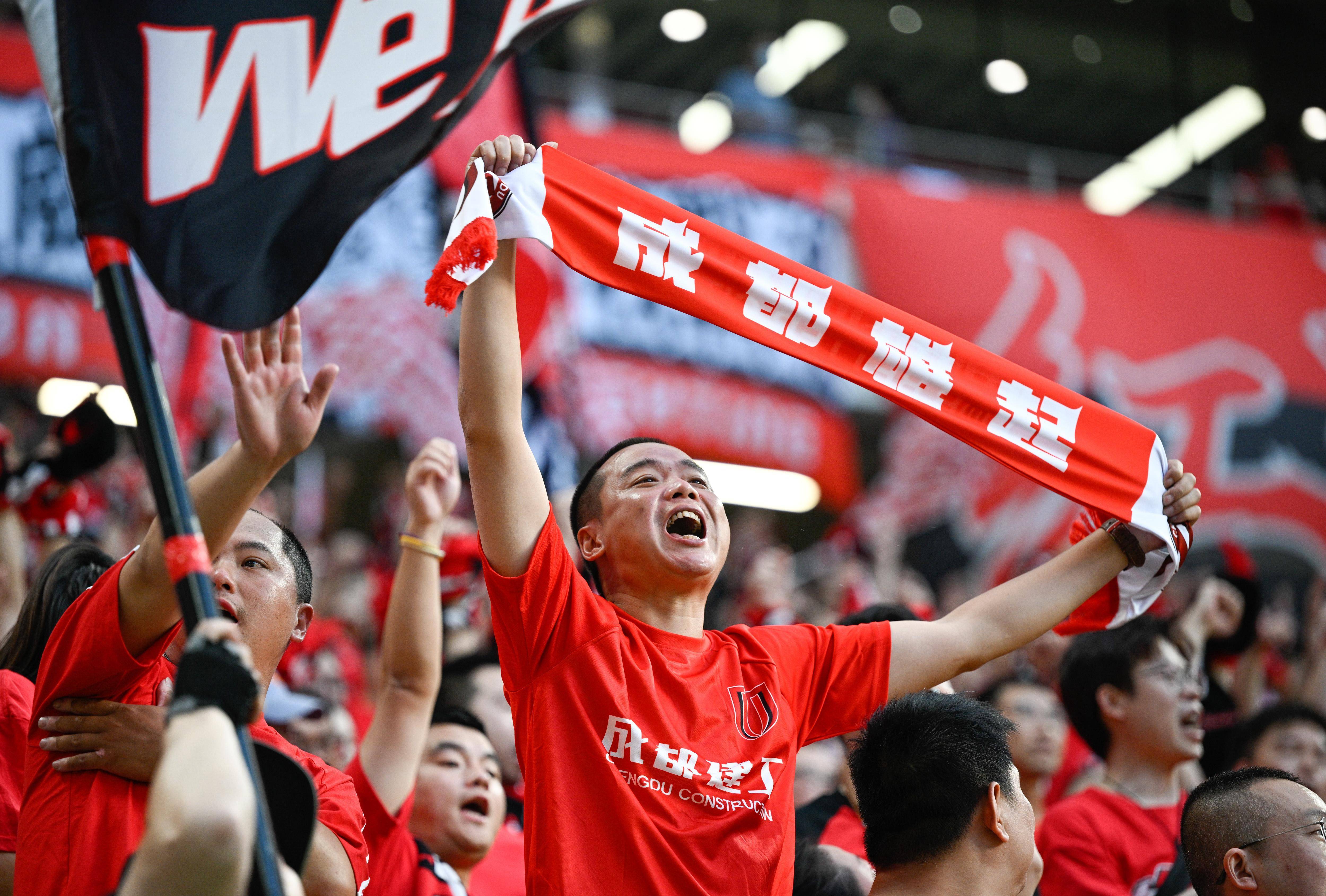 关于球迷疯狂呐喊，现场气氛热情高涨的信息